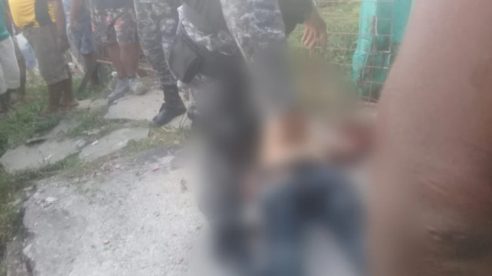 Cenas fortes;Assaltante é espancado até a morte pela população no Jorge Teixeira, zona Leste