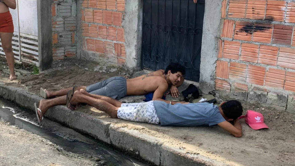 Traficantes que ameaçavam PM’s de morte são presos com arma e drogas no Riacho Doce, zona Norte