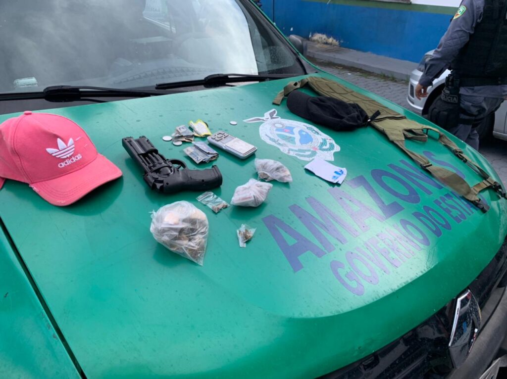 Traficantes que ameaçavam PM’s de morte são presos com arma e drogas no Riacho Doce, zona Norte.