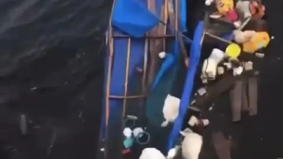 Veja vídeo;Ferry boat “Leão de Judá” colide com canoa e família fica à deriva no rio em Tefé