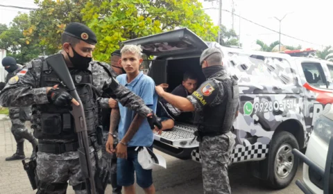 VEJA VÍDEO! Dupla faz reféns e tenta assaltar loja no Manôa mas acaba presa pela Polícia Militar