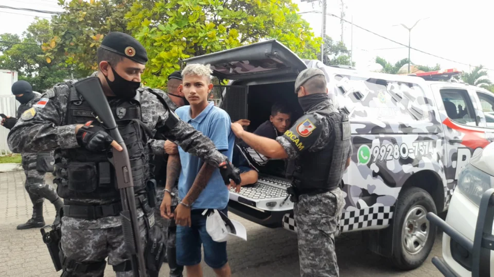 VEJA VÍDEO! Dupla faz reféns e tenta assaltar loja no Manôa mas acaba presa pela Polícia Militar