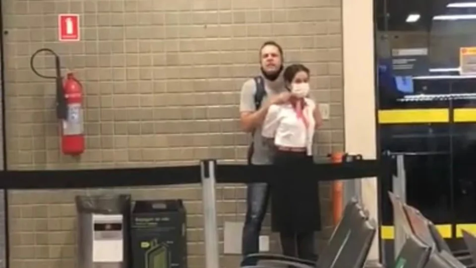 Após fazer mulher de refém em aeroporto, homem é preso; Veja vídeos do momento da ação