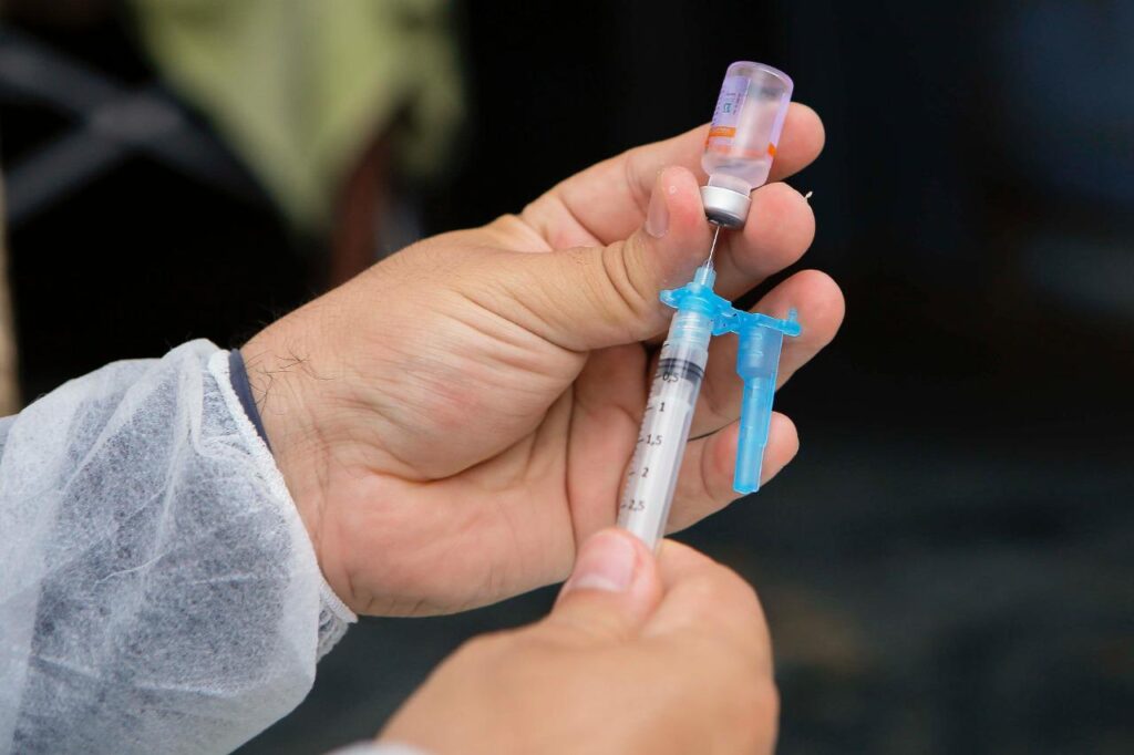 Defensoria apura possível estoque de vacina contra Covid-19 e entrave na distribuição de doses ao interior.