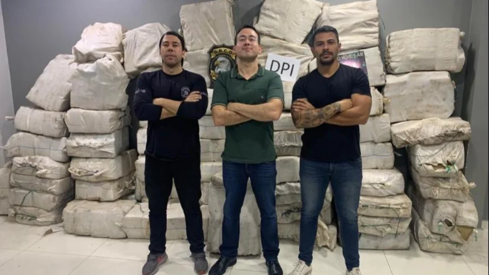 Policiais civis são presos suspeitos de envolvimento com o tráfico de drogas em Manaus