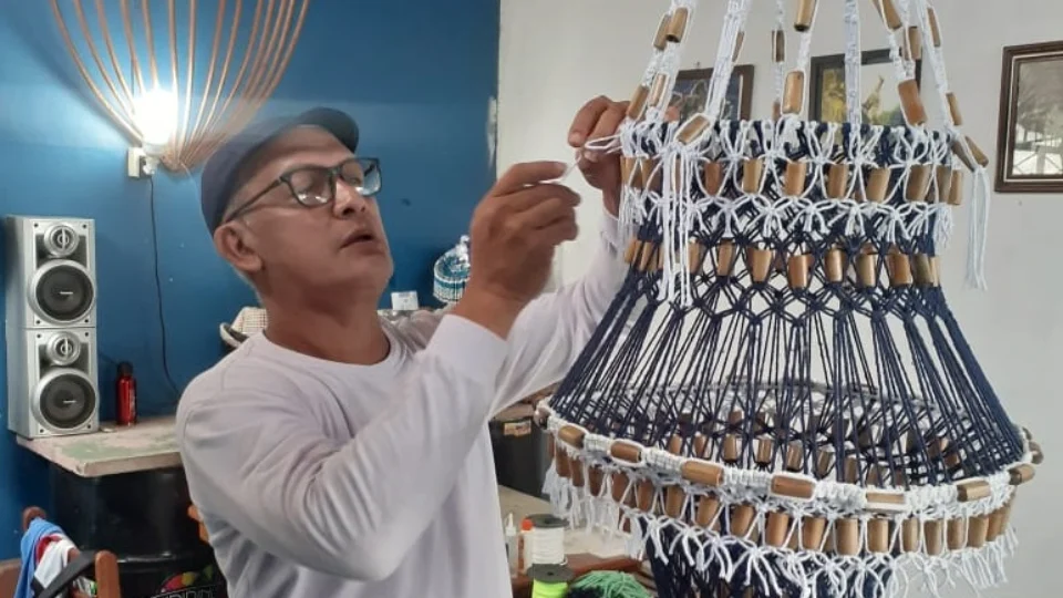 Parintinense utiliza técnicas da tecedura para criar obras de artes e driblar a pandemia