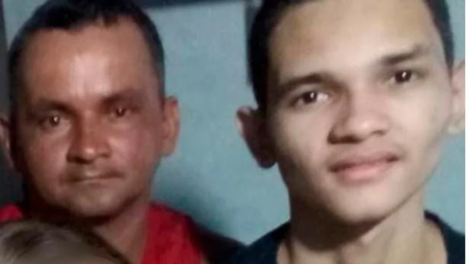 Velório de vendedor ambulante assassinado pelo próprio filho causa comoção, em Manaus