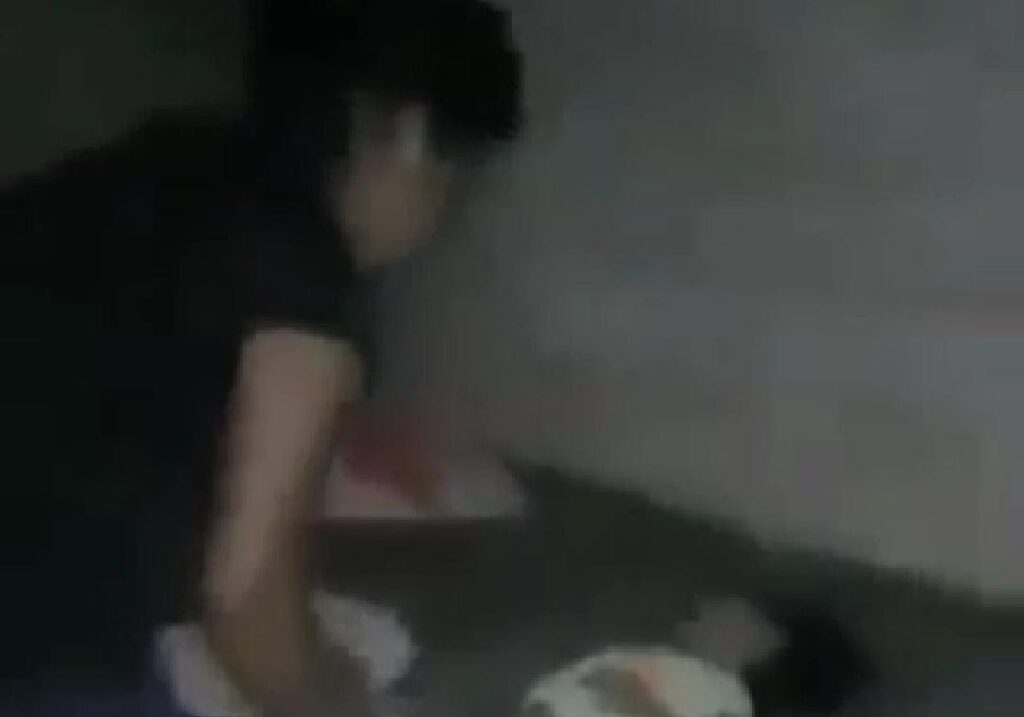 Em vídeo, mulher agride com tapas e enforca criança durante troca de fraldas .