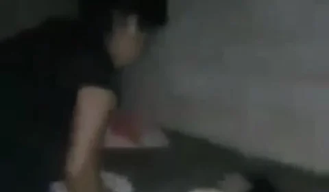 Em vídeo, mulher agride com tapas e enforca criança durante troca de fraldas