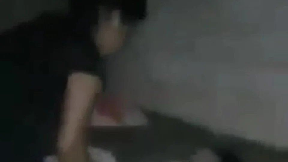 Em vídeo, mulher agride com tapas e enforca criança durante troca de fraldas