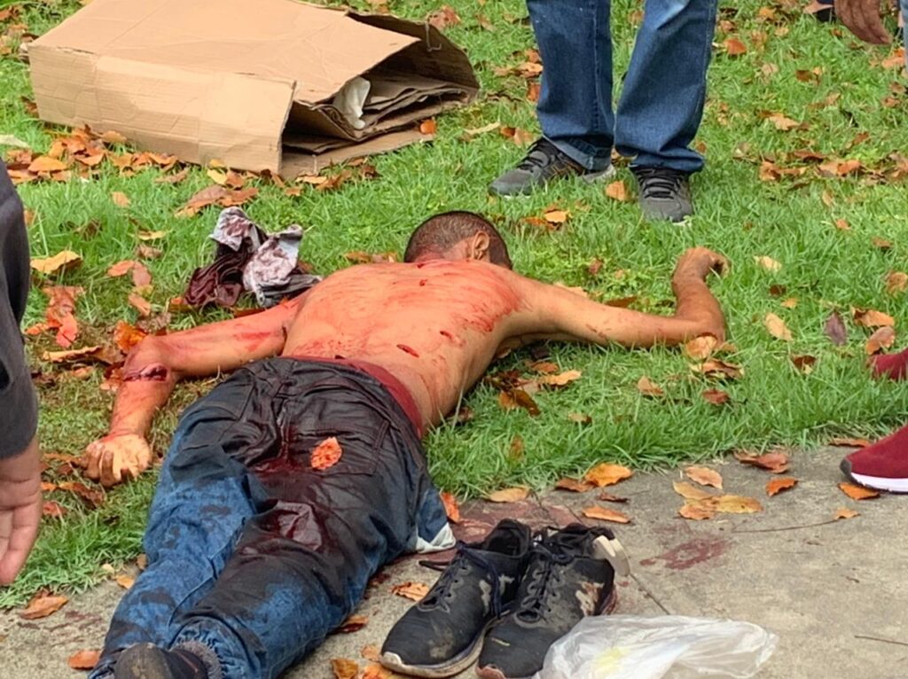 Vendedor ambulante é assassinado com 17 facadas na Praça da Matriz, Centro de Manaus.