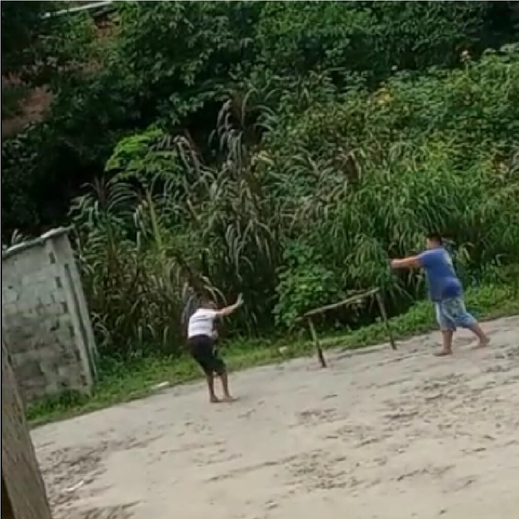 Em vídeo, homem atira contra vítima e população registra toda a cena.