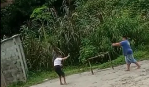 Em vídeo, homem atira contra vítima e população registra toda a cena