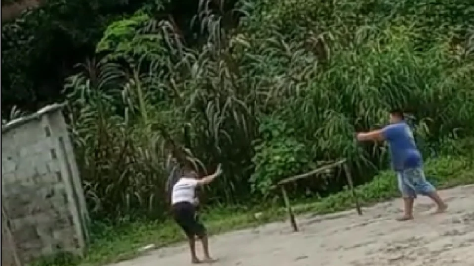 Em vídeo, homem atira contra vítima e população registra toda a cena