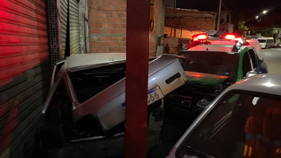 Após perder controle de viatura em perseguição, policiais Militares ficam feridos