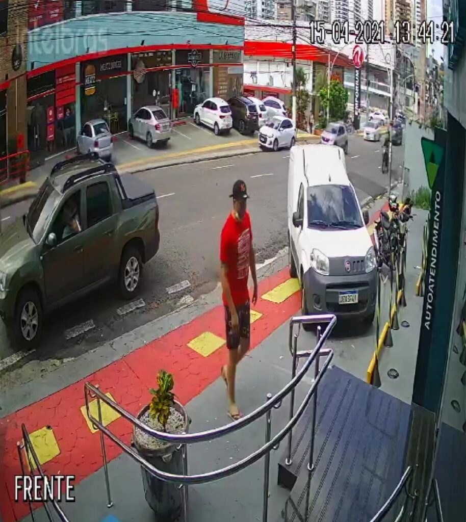 Veja o vídeo do momento em que homem atira em vítima após briga de trânsito no Vieiralves.