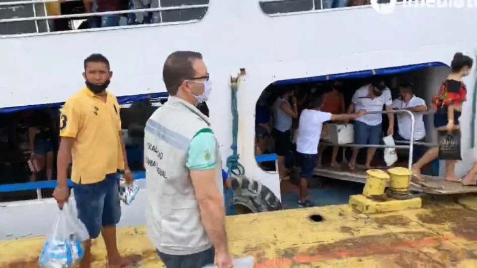 Barco com mais de 700 pessoas é barrado no porto de Manaus