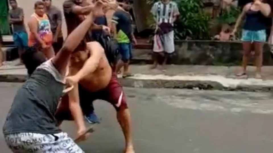 Veja vídeo;Assaltantes são espancados pela população durante tentativa de roubo no Petrópolis, zona Sul