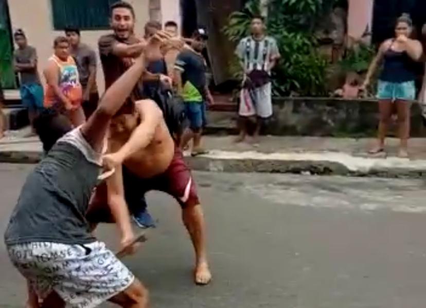 Assaltantes são espancados pela população durante tentativa de roubo no Petrópolis, zona Sul.