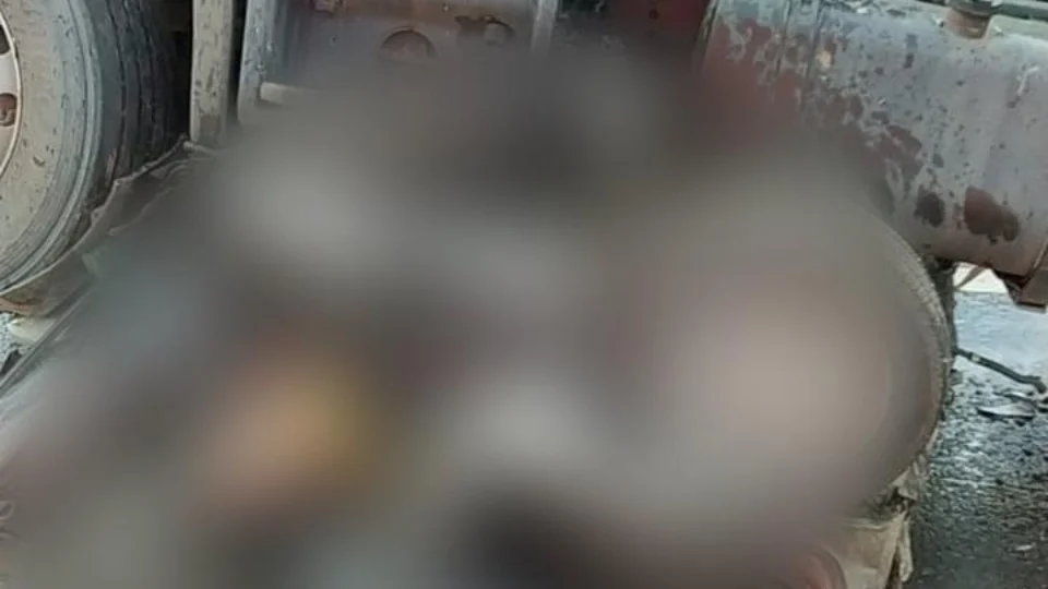 Cenas fortes;Família em veículo morre após ser atingida por caminhão na BR-316