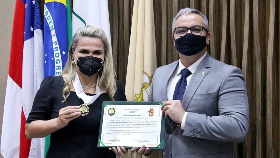 Primeira delegada-geral da Polícia Civil do Amazonas recebe, de vereador Lissandro Breval, medalha Josué Claúdio de Souza