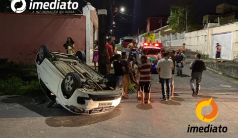 Motorista perde controle de carro e causa grave acidente