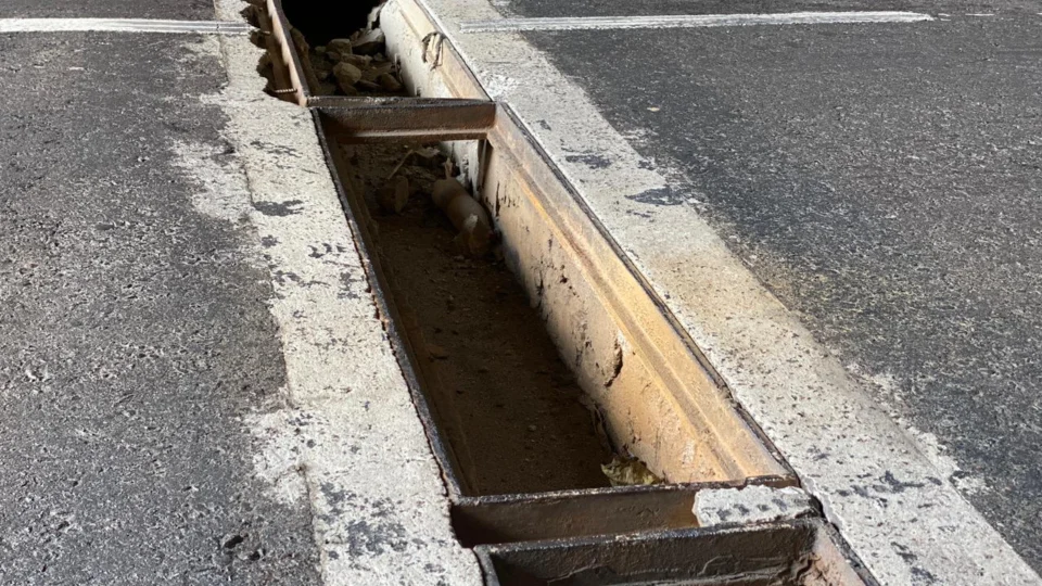 Motoristas denunciam riscos por falta de tampas de bueiros no Complexo Viário do São Jorge