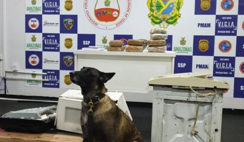 Veja vídeo;Polícia encontra 7kg de drogas escondidas em eletrodomésticos dentro de embarcação em Coari, interior do AM