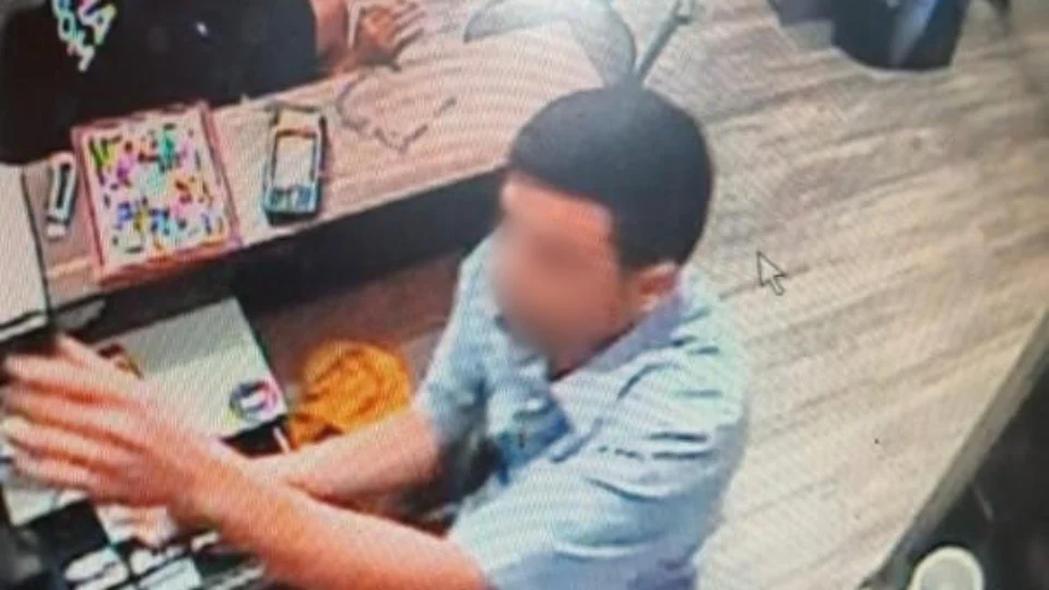 Veja vídeo;Criminosos armados rendem funcionários e roubam objetos e renda de loja no Adrianópolis