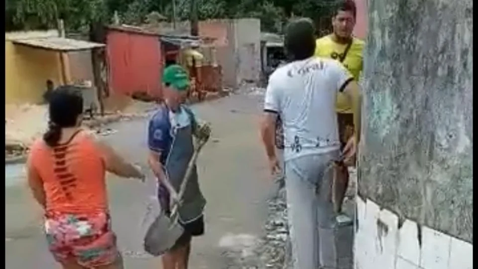 VEJA VÍDEO – Funcionários de restaurante agridem motoboy e o acusam de ter roubado uma refeição, na zona Leste