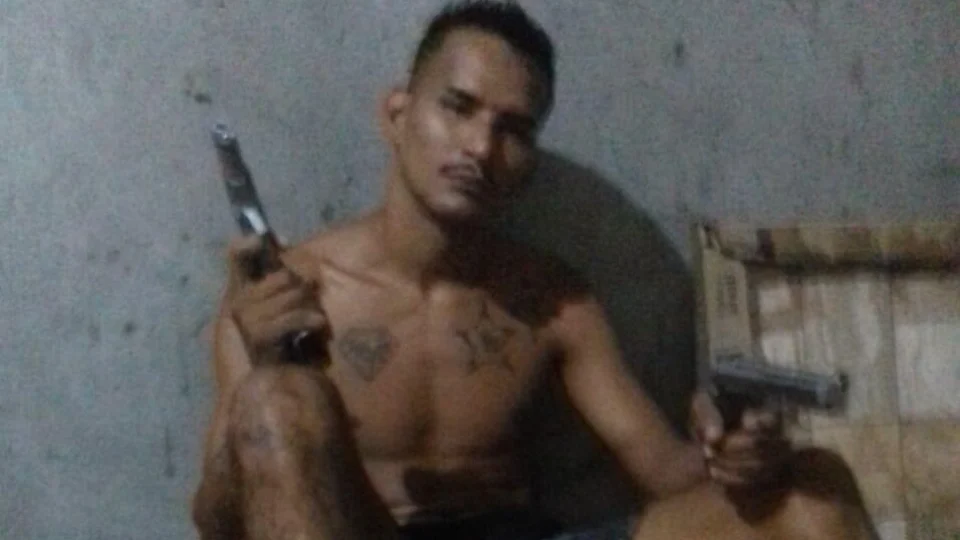 Vídeos: Operação da Polícia no São Francisco apreende armas, drogas e dinheiro; Dois foram baleados, um morreu e um foi preso