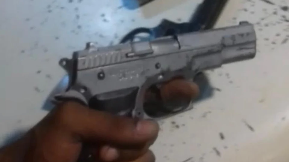 Veja vídeos: Operação da Polícia no São Francisco apreende armas, drogas e dinheiro; Dois foram baleados, um morreu e um foi preso