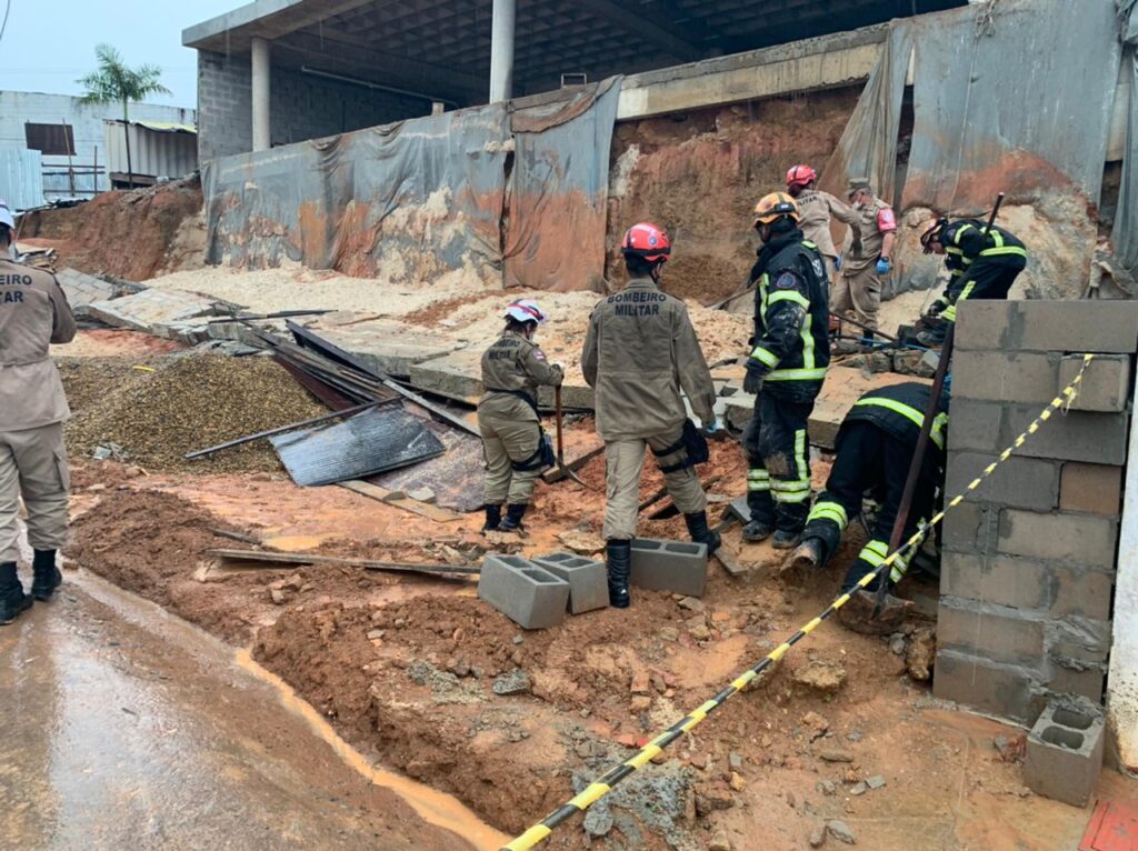 Pedreiros morrem após serem atingidos por muro que desabou no bairro São Jorge, em Manaus