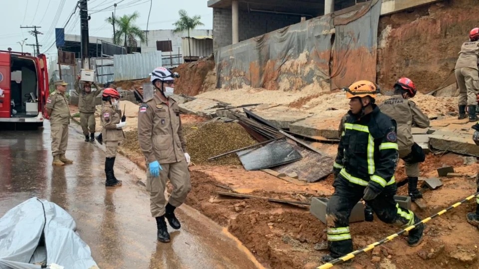 Pedreiros morrem após serem atingidos por muro que desabou no bairro São Jorge, em Manaus