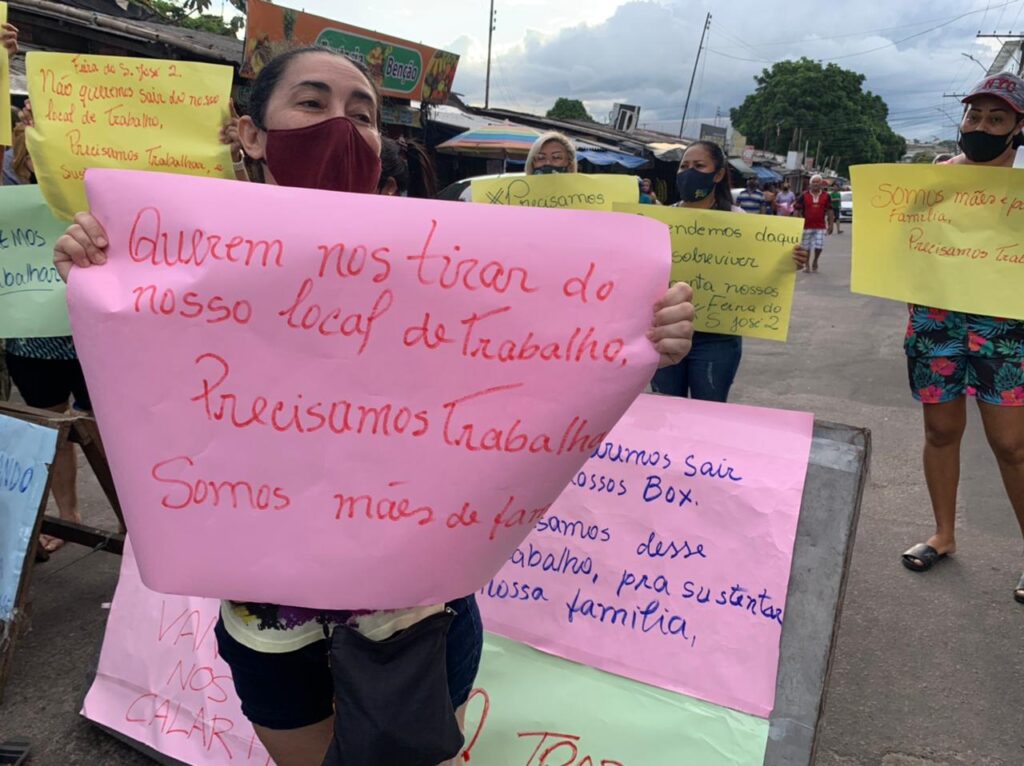 Feirantes se manifestam contra decisão da prefeitura de desativar a Feira do São José 2, zona Leste