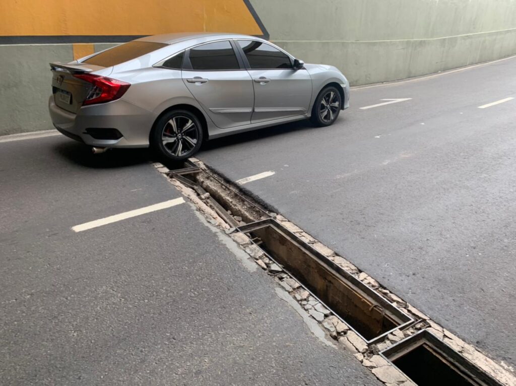 Motoristas denunciam risco de acidente por valas abertas no viaduto da Constantino Nery, zona Centro Sul.