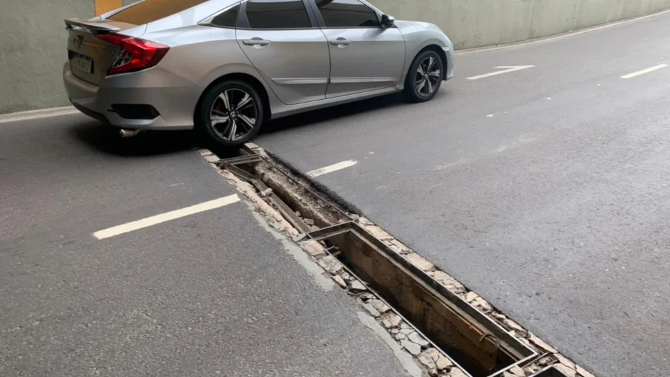 Motoristas denunciam risco de acidente por valas abertas no viaduto da Constantino Nery, zona Centro Sul