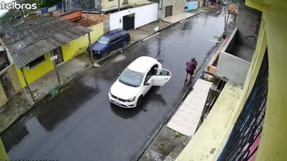 Veja vídeos em que homem assalta mulher na zona Leste de Manaus
