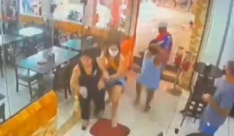 Veja vídeo: homem assalta em mercadinho e acaba sendo atacado por mulher com suposto instrumento cortante