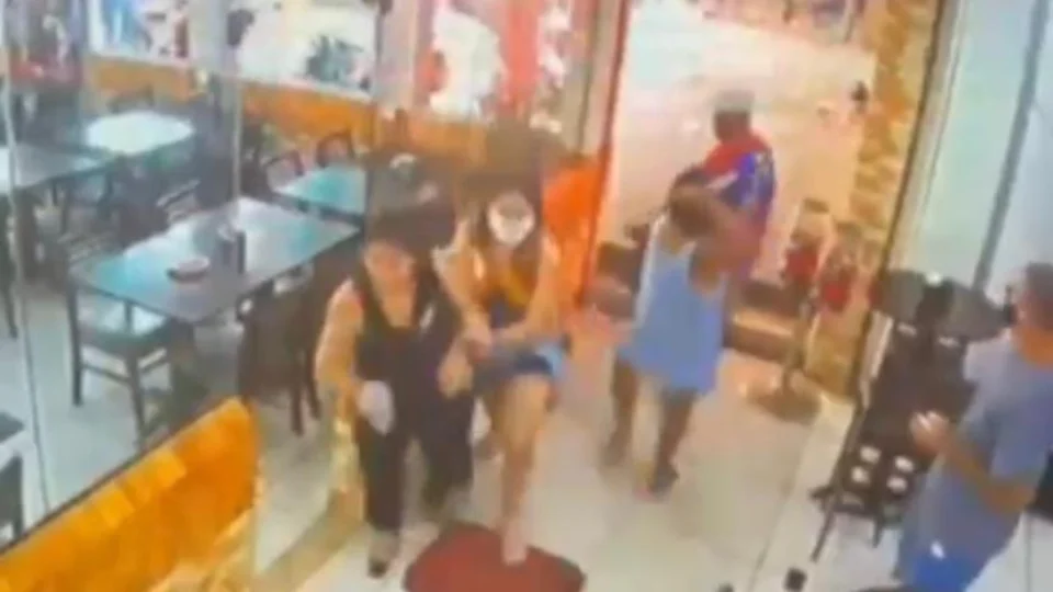 Veja vídeo: homem assalta em mercadinho e acaba sendo atacado por mulher com suposto instrumento cortante