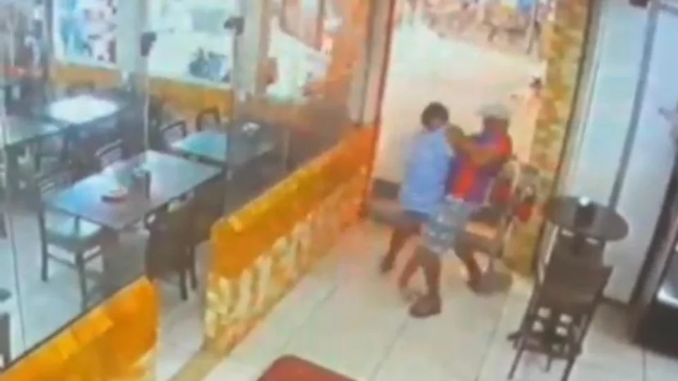 Homem  assalta em mercadinho e acaba sendo atacado por mulher com suposto instrumento cortante; Veja vídeo