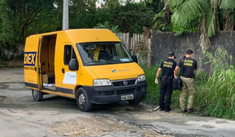 Vídeo;Van dos correios é levada durante assalto e Polícia Federal encontra o veículo abandonado em Flores, zona Centro-Sul