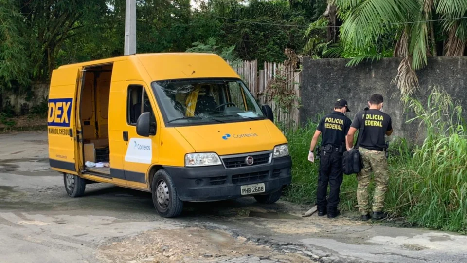 Vídeo;Van dos correios é levada durante assalto e Polícia Federal encontra o veículo abandonado em Flores, zona Centro-Sul