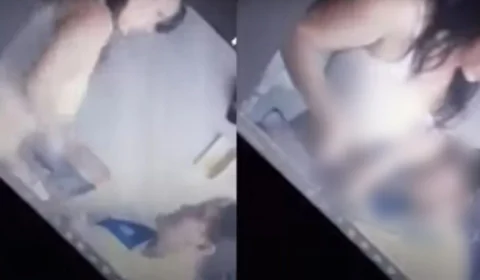 Professor não percebe câmera ligada e transmite momento de intimidade em aula online