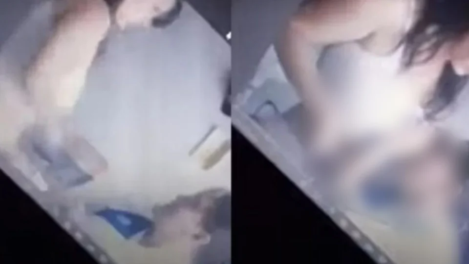 Professor não percebe câmera ligada e transmite momento de intimidade em aula online