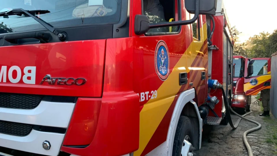 Vídeo;Depósito de medicamentos do HUGV queima em incêndio causado por curto circuito, na zona Sul