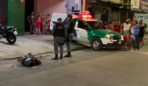 VEJA VÍDEO – Motoqueiro é assassinado com tiros na cabeça após emboscada no bairro Zumbi, zona Leste de Manaus