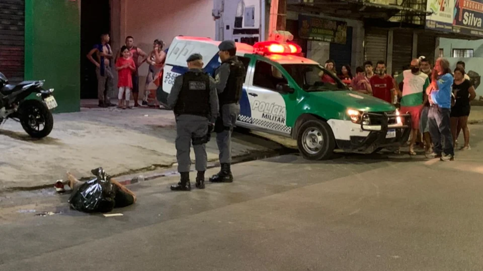 VEJA VÍDEO – Motoqueiro é assassinado com tiros na cabeça após emboscada no bairro Zumbi, zona Leste de Manaus