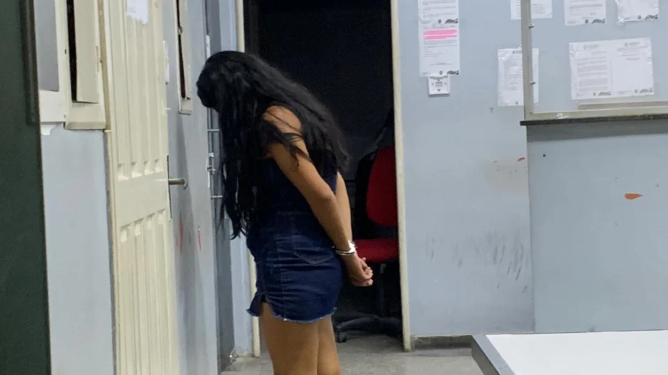 Mulher é espancada por passageiros após tentar assaltar ônibus da linha 307, na zona Norte