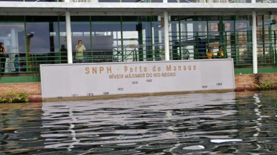 Após Manaus registrar a maior cheia dos últimos 119 anos, Rio Negro começa a baixar